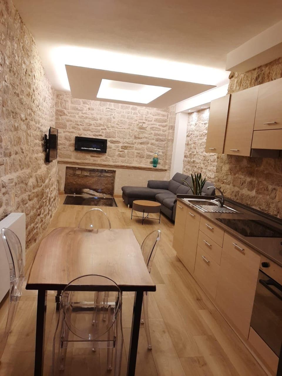 Kitchen or kitchenette, Dining area