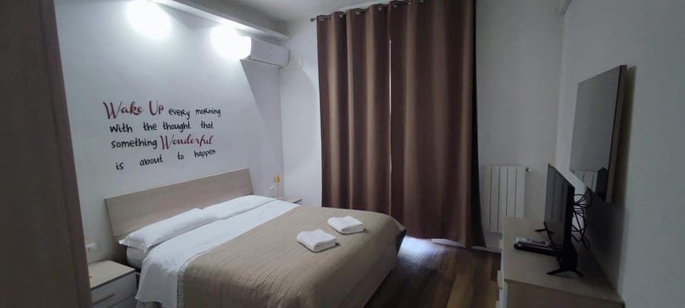 Bed, TV and multimedia, Photo of the whole room, Bedroom, air conditioner