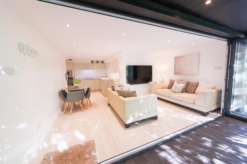 TV and multimedia, Living room, Seating area, Dining area