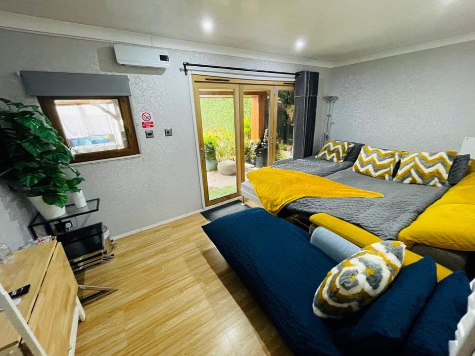 Bed, TV and multimedia, Living room, Bedroom