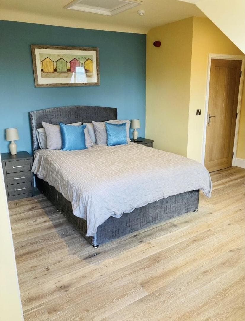 Bed, TV and multimedia, Bedroom, Sea view, wardrobe