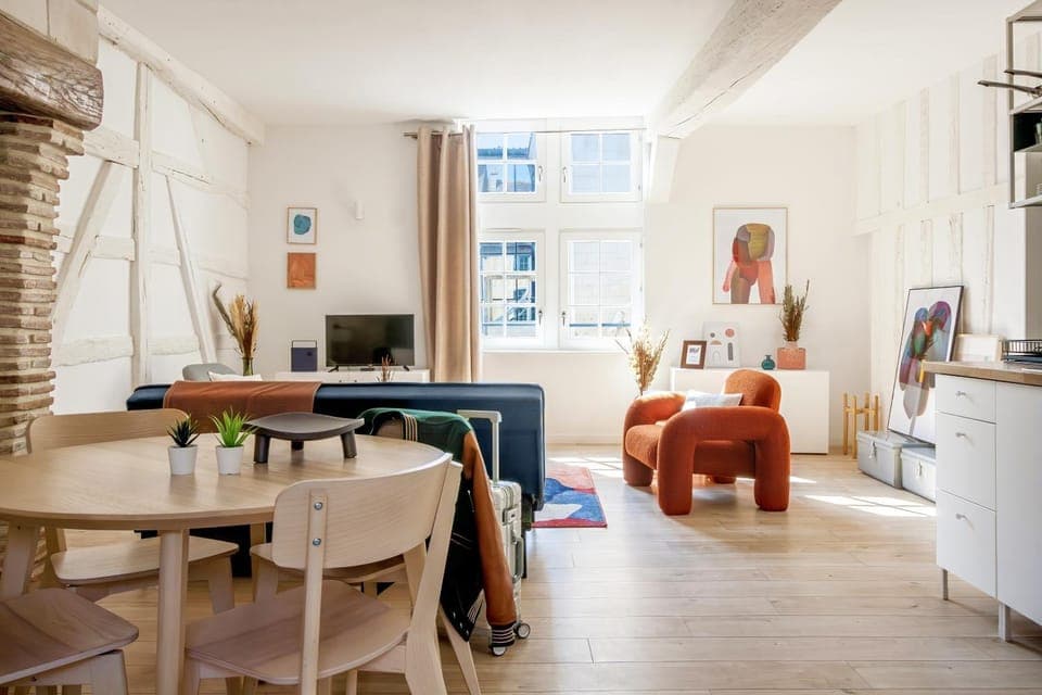 TV and multimedia, Kitchen or kitchenette, Living room, Seating area, Dining area