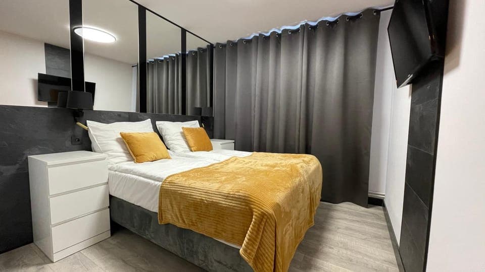 Bed, TV and multimedia, Photo of the whole room, Bedroom