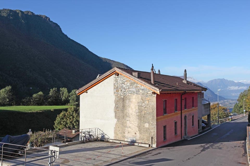 Facade/entrance, Facade/entrance, Day, Neighbourhood, Natural landscape, Decorative detail, Lake view, Mountain view
