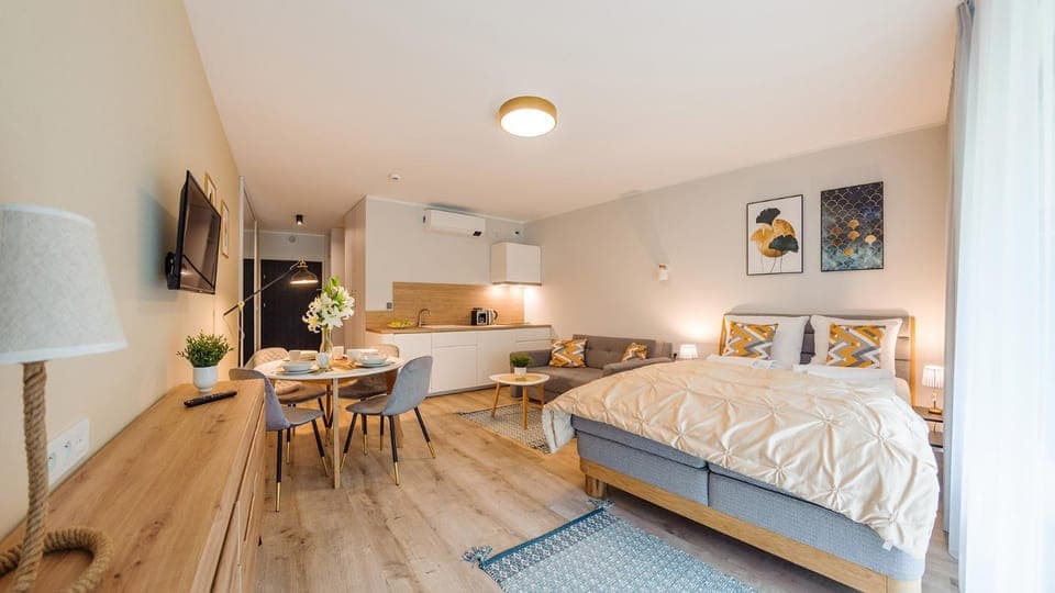 Bed, Kitchen or kitchenette, Photo of the whole room, Seating area, Dining area