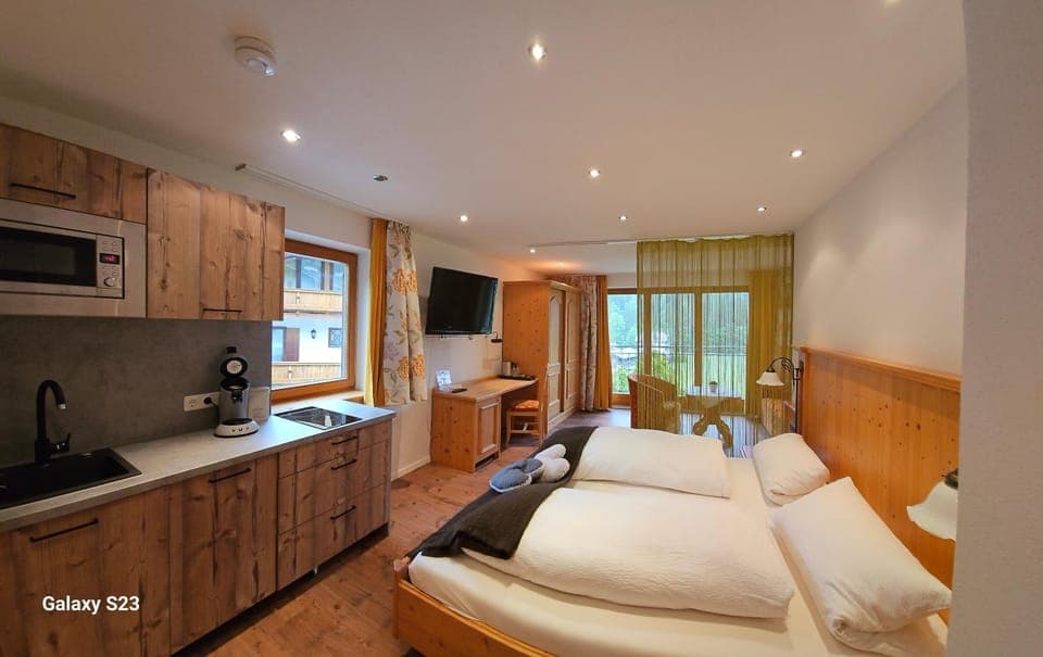 Bed, Kitchen or kitchenette, Photo of the whole room, Bedroom