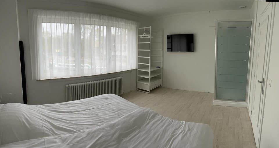 Bed, TV and multimedia, Photo of the whole room, Bedroom