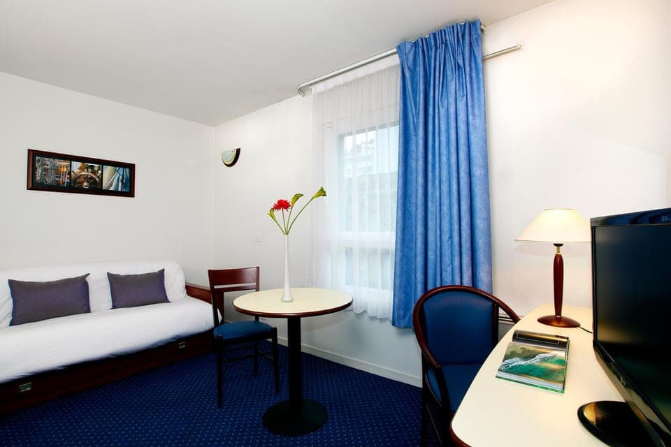 Photo of the whole room, Seating area