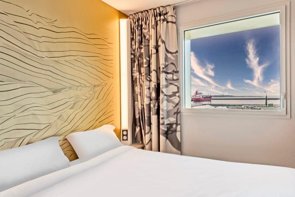 Bed, Bedroom, Sea view