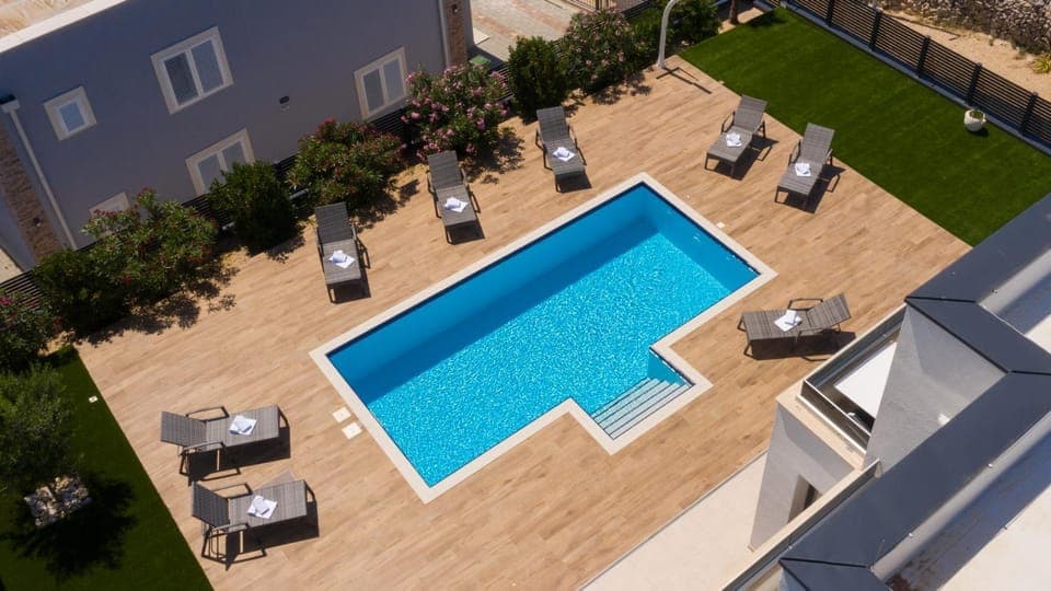 Swimming pool, sunbed