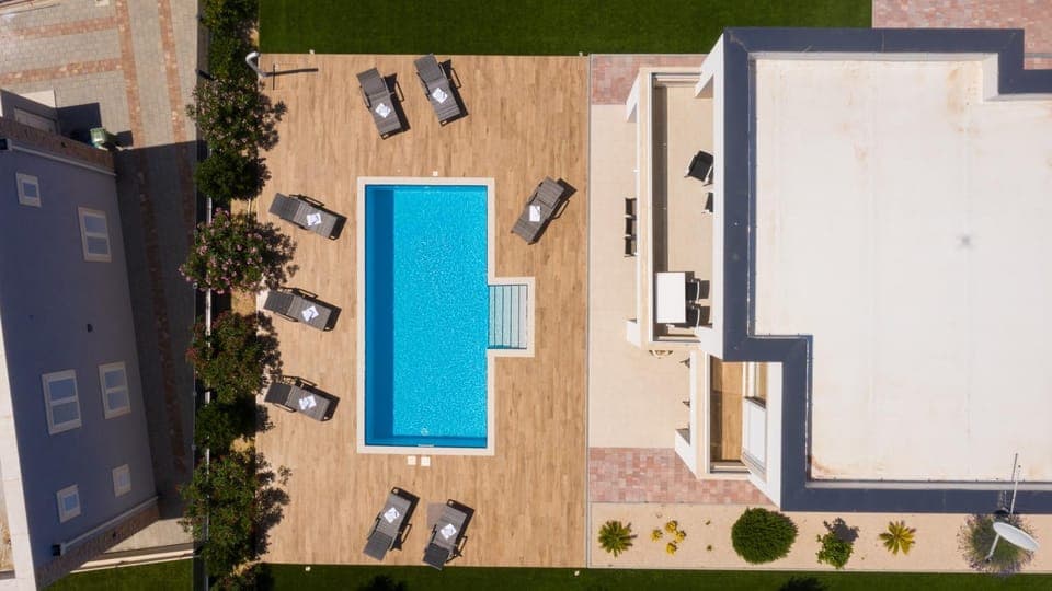 Balcony/Terrace, Swimming pool, sunbed