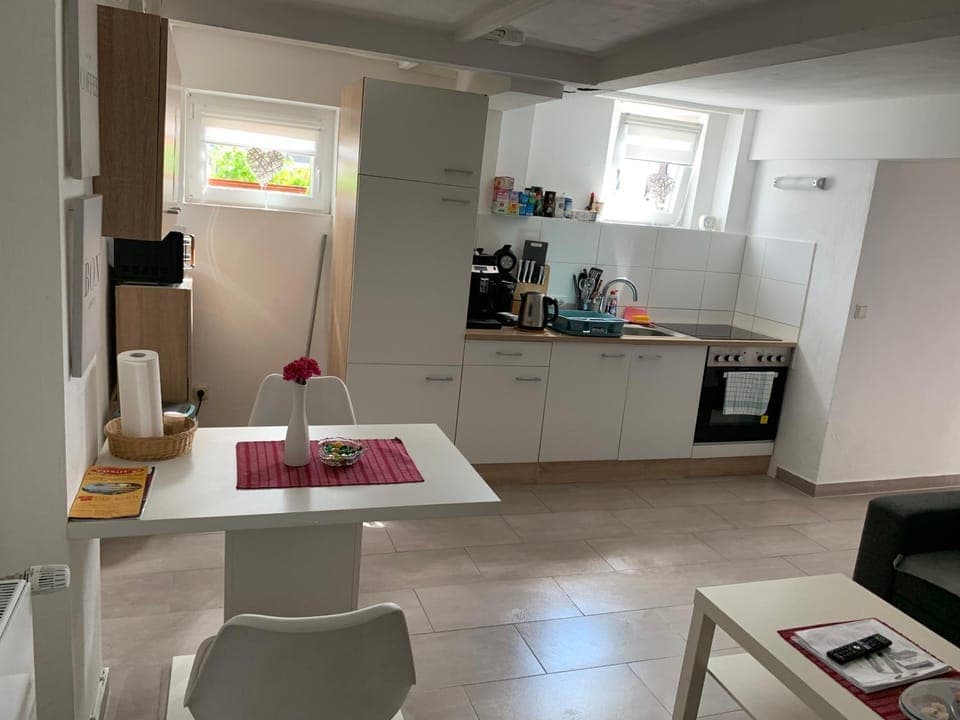 Coffee/tea facilities, Kitchen or kitchenette, Dining area, oven, stove, toaster