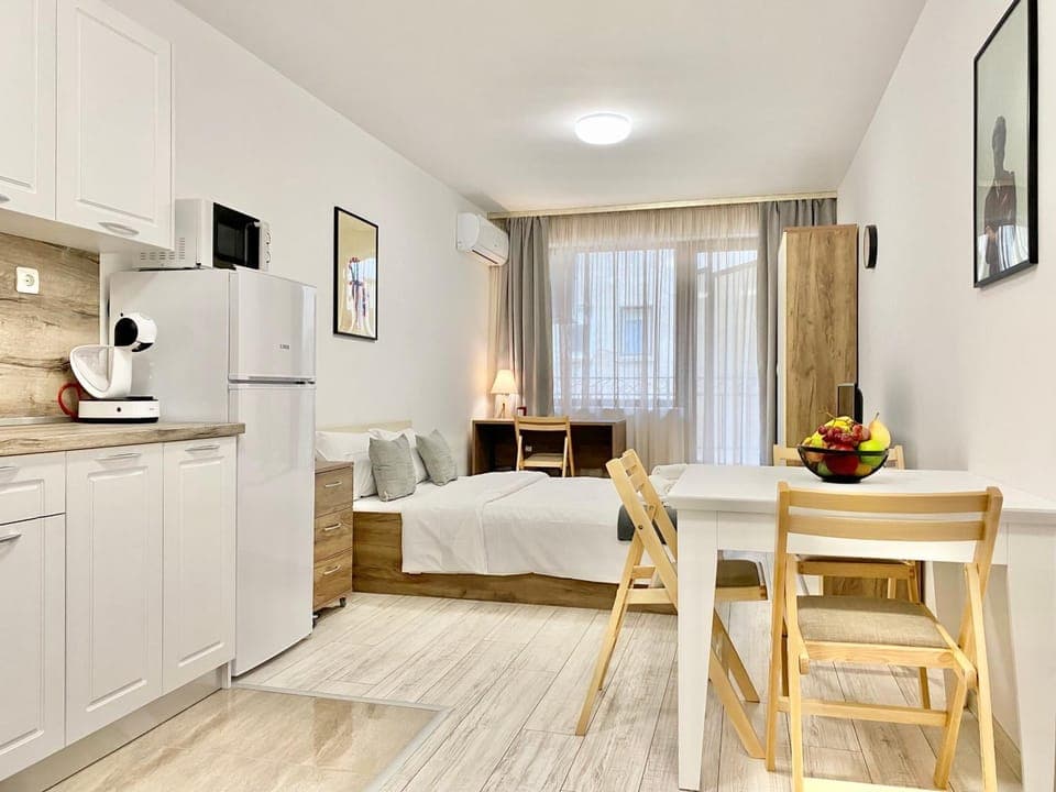 Bed, Living room, Photo of the whole room, Dining area, kitchen