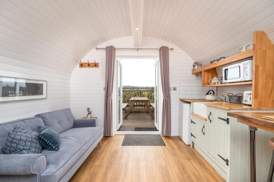 Kitchen or kitchenette, Living room, Seating area, Dining area