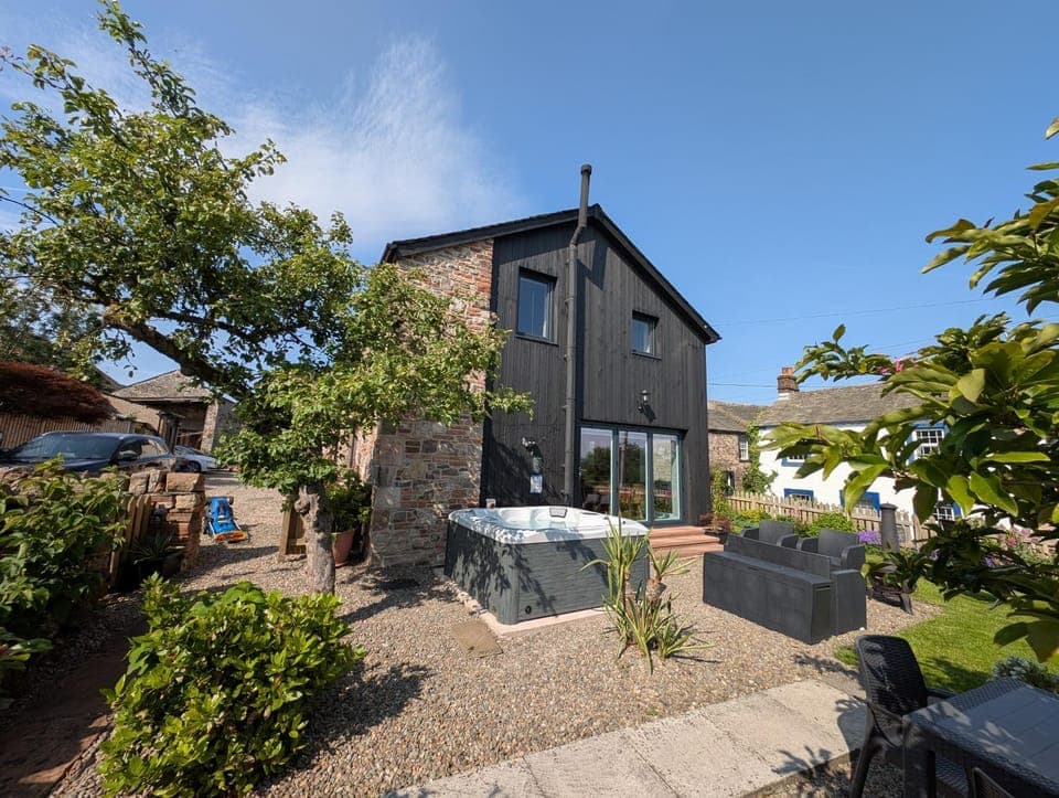 Property building, Spring, Day, Garden, Hot Tub, Garden view