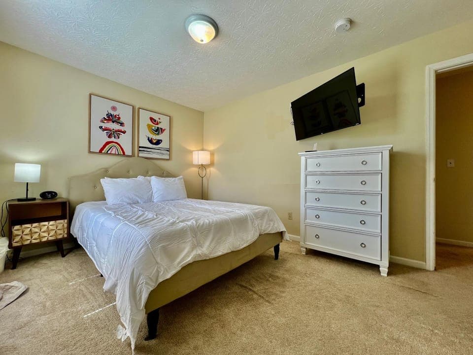 Bed, TV and multimedia, Photo of the whole room, Bedroom