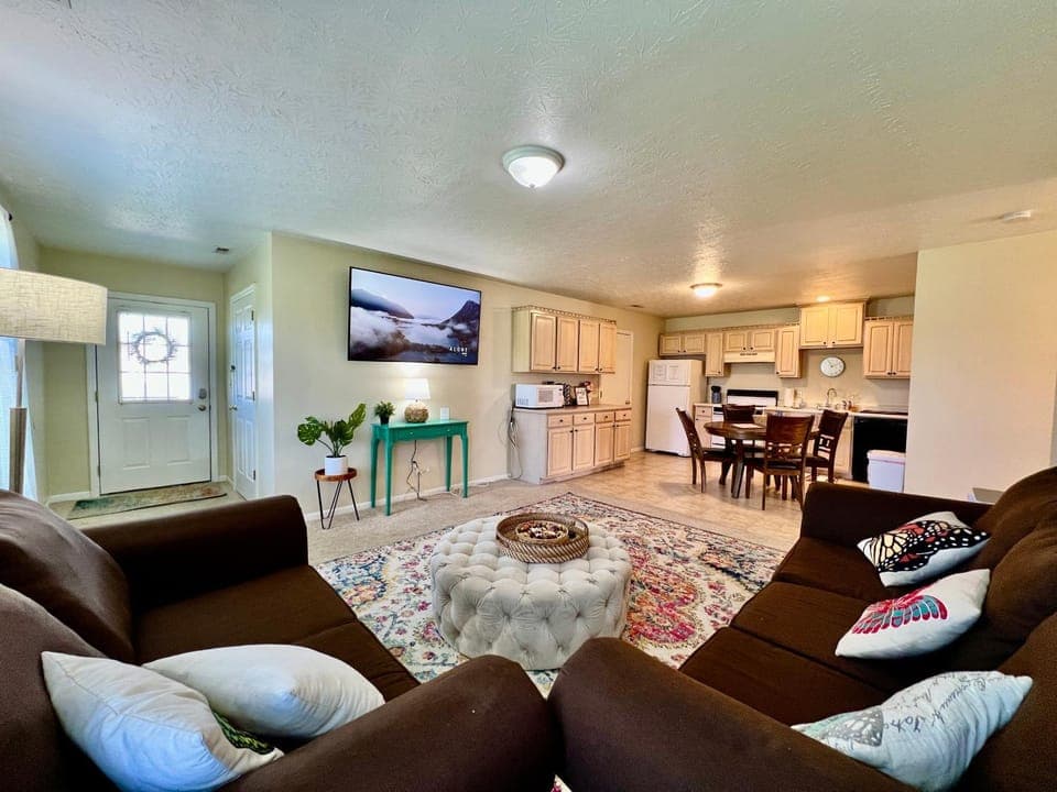 TV and multimedia, Living room, Seating area, Dining area