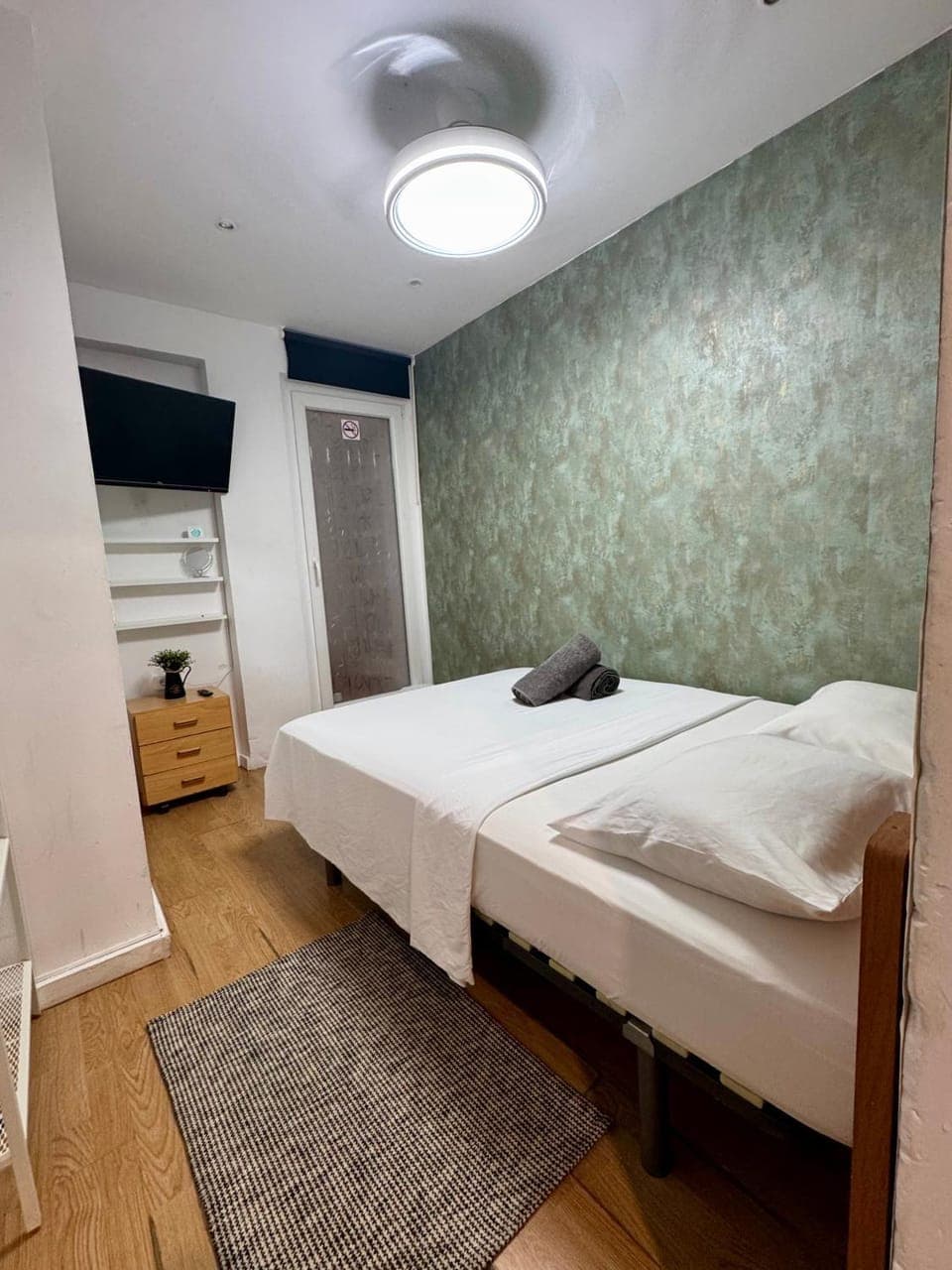 Bed, TV and multimedia, Photo of the whole room, Bedroom, towels