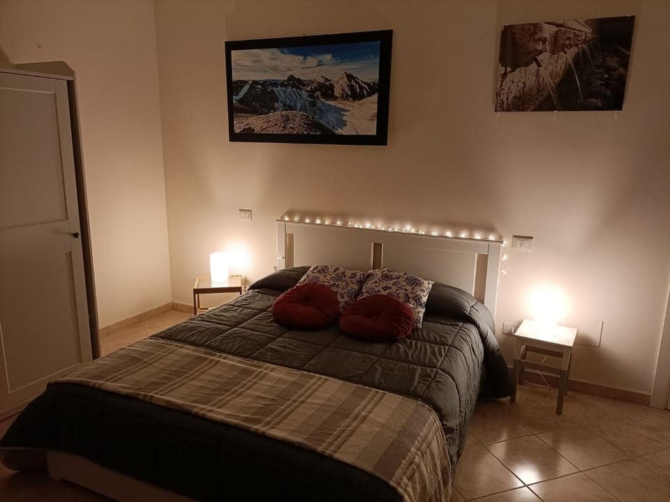 Bed, Bedroom, microwave