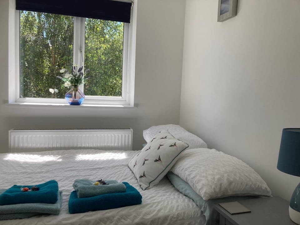 Bed, Bedroom, towels