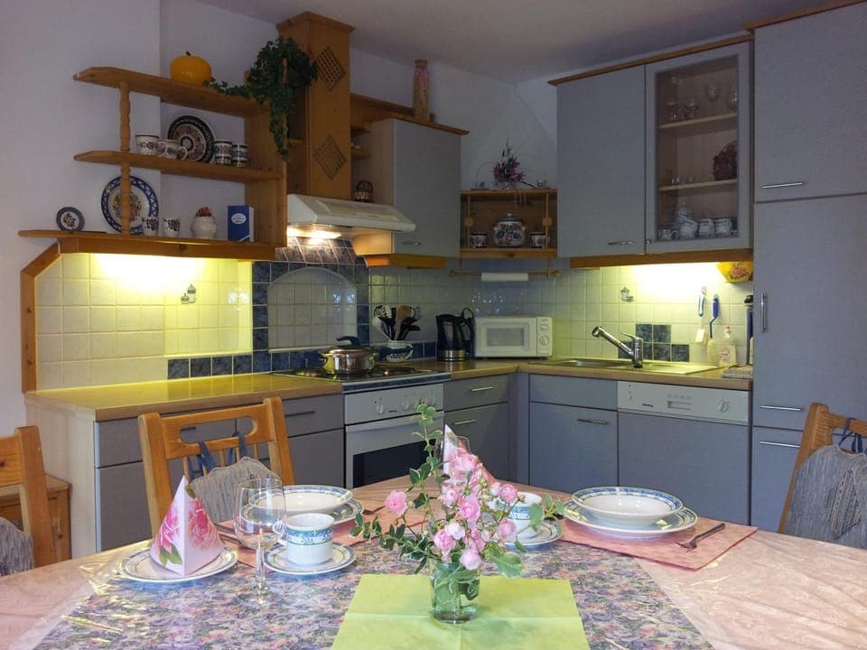 Kitchen or kitchenette, Dining area