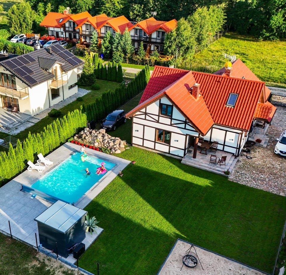 Property building, Natural landscape, Bird's eye view, Garden, Garden view, Pool view, Swimming pool, sunbed