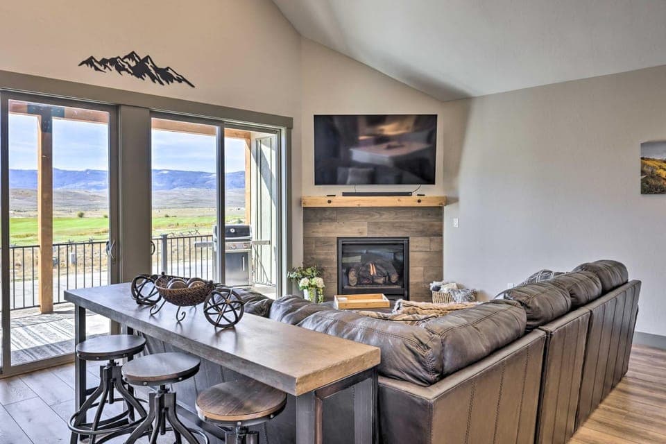 3 Mi to Granby Ranch: Townhome w/ Balcony & Views House in Granby