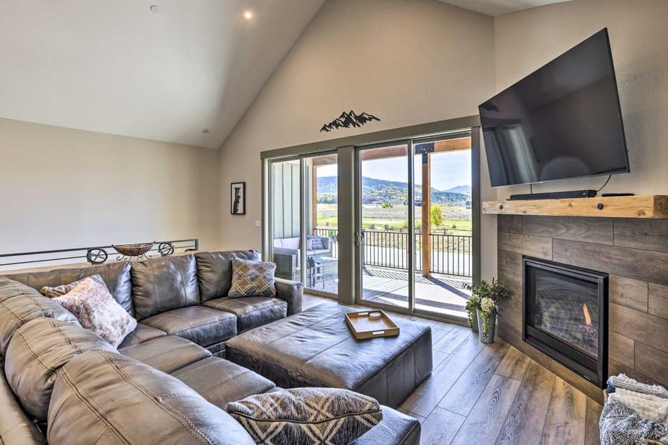 3 Mi to Granby Ranch: Townhome w/ Balcony & Views House in Granby
