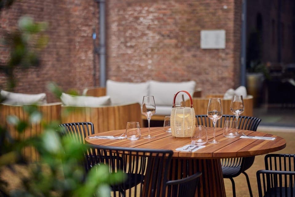 Restaurant/places to eat, Balcony/Terrace