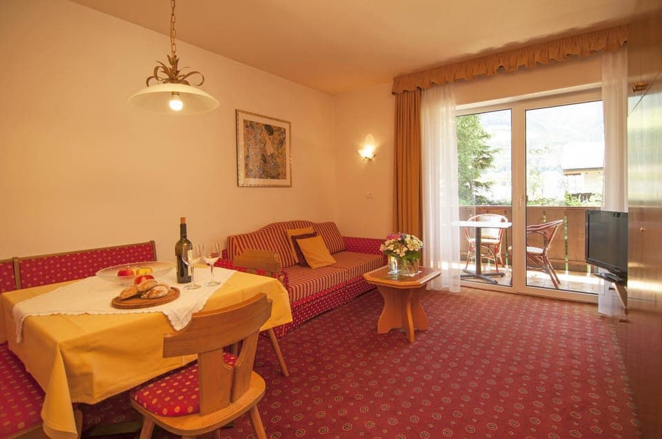 Photo of the whole room, Mountain view