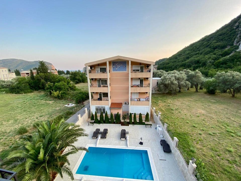 Area and facilities, Swimming pool