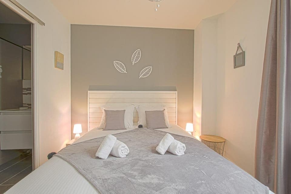 Bed, Photo of the whole room, Bedroom, towels