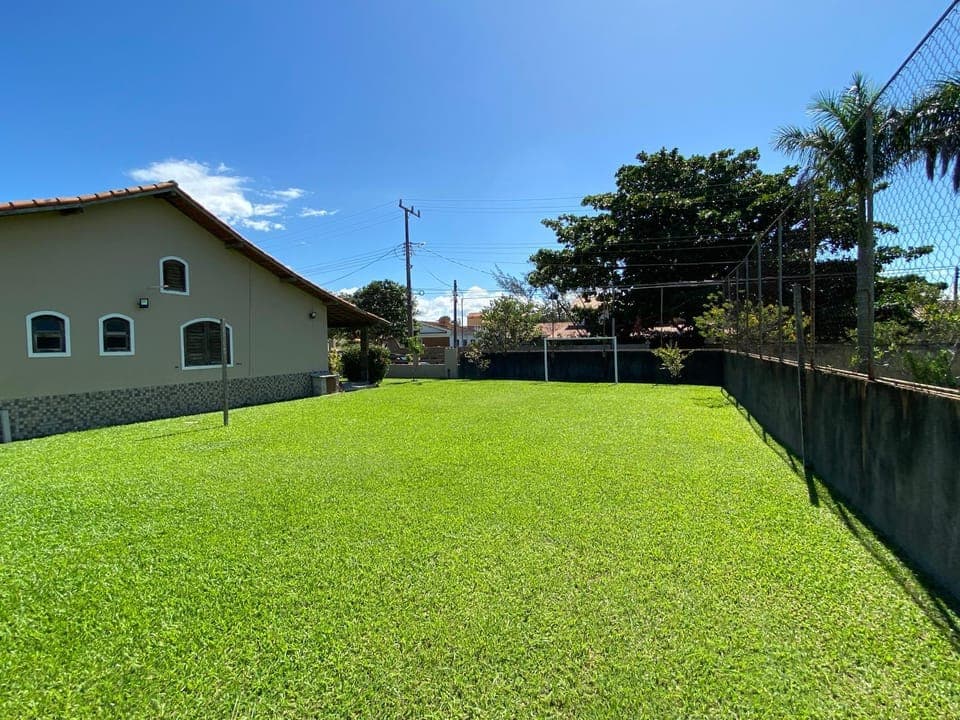 Casa com piscina, ar condicionado, campo de futebol e área gourmet a um quarteirão da lagoa de Praia Seca House in Araruama