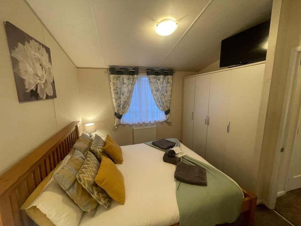 Bed, TV and multimedia, Bedroom