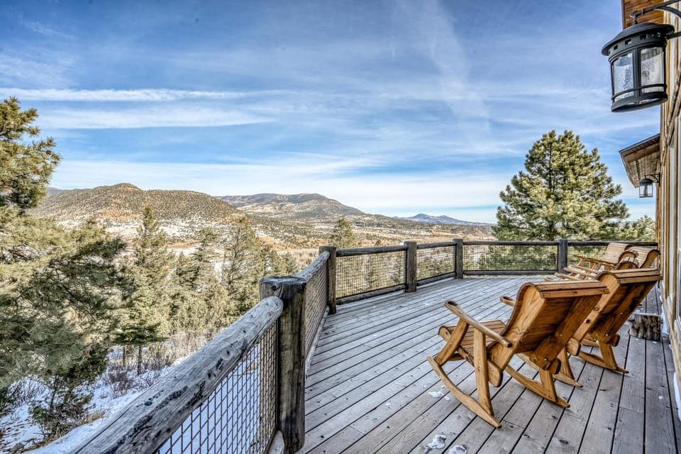 Cutbow Lodge House in South Fork