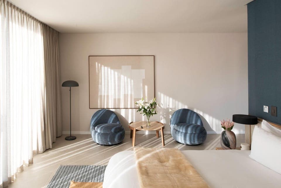 Bed, Living room, Seating area, Bedroom