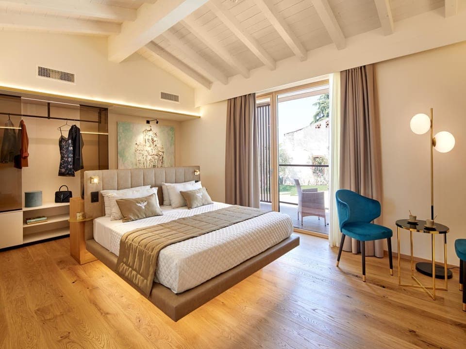 Bed, Photo of the whole room, Seating area, Bedroom, soundproof, wardrobe, air conditioner