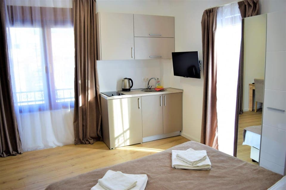 Bed, Kitchen or kitchenette