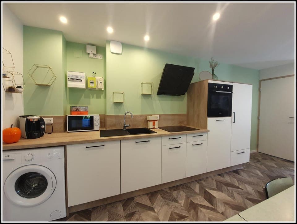 Coffee/tea facilities, Kitchen or kitchenette, dishwasher, stove, washing machine