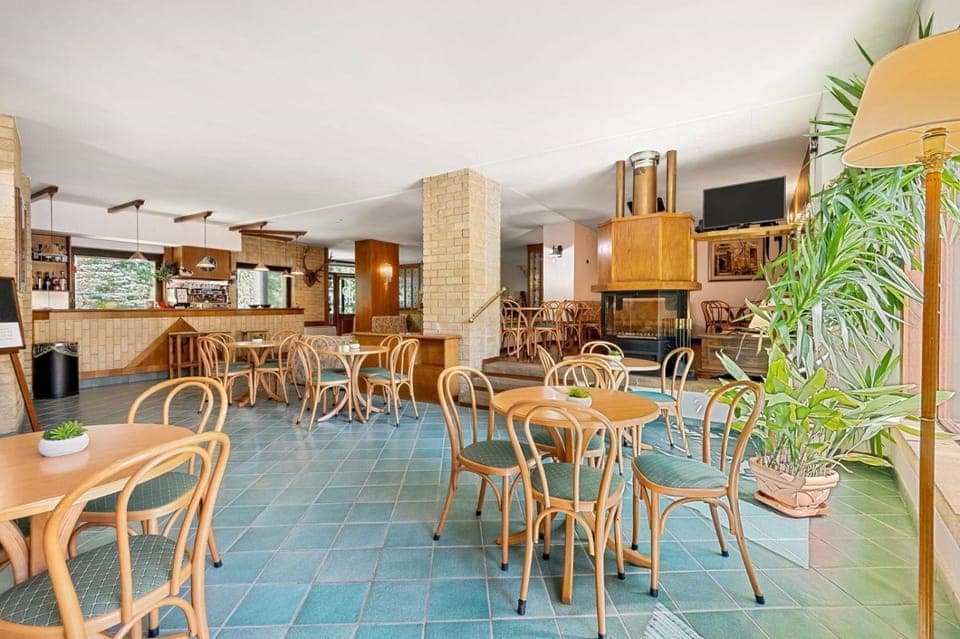 Communal lounge/ TV room, Living room, Lobby or reception, Lounge or bar, Seating area, fireplace