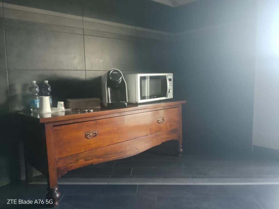 Coffee/tea facilities, oven