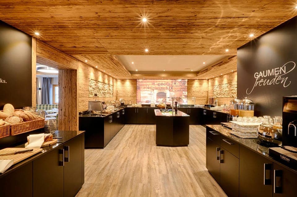 Restaurant/places to eat, Buffet breakfast