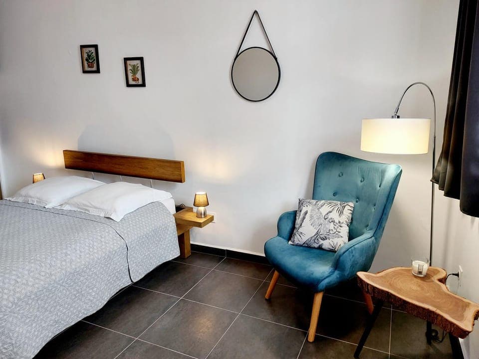 Photo of the whole room, Bedroom