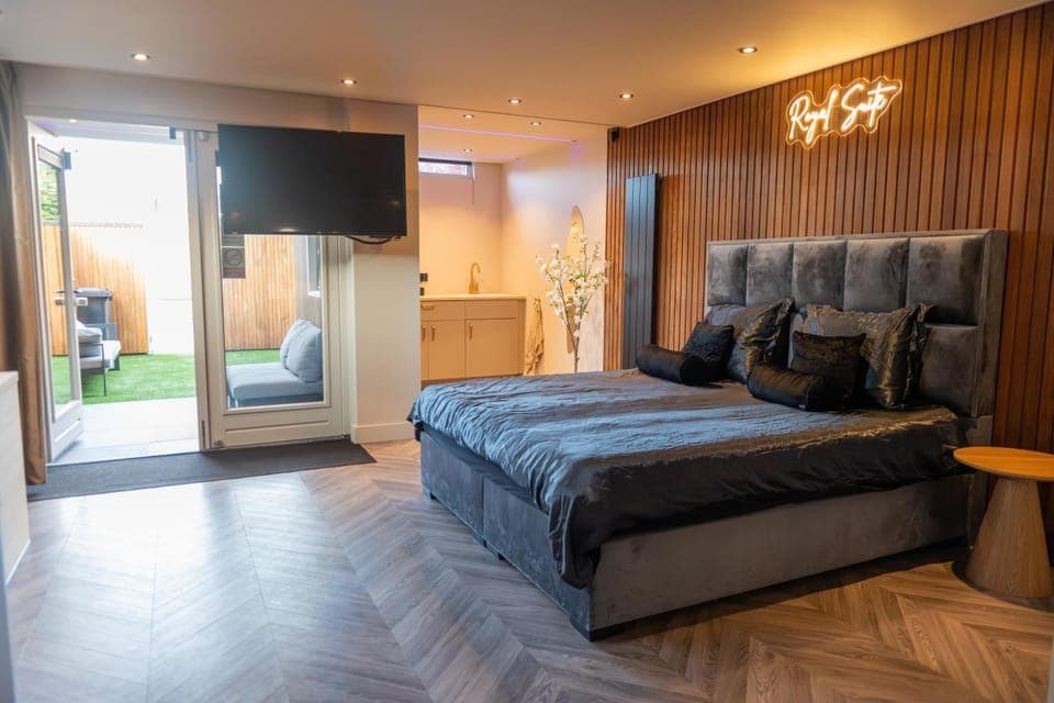 Bed, TV and multimedia, Living room, Photo of the whole room, Evening entertainment, Bedroom