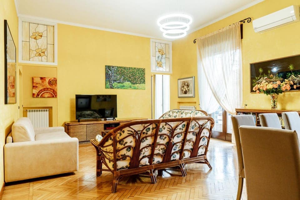 Communal lounge/ TV room, TV and multimedia, Living room, Seating area, Dining area, air conditioner
