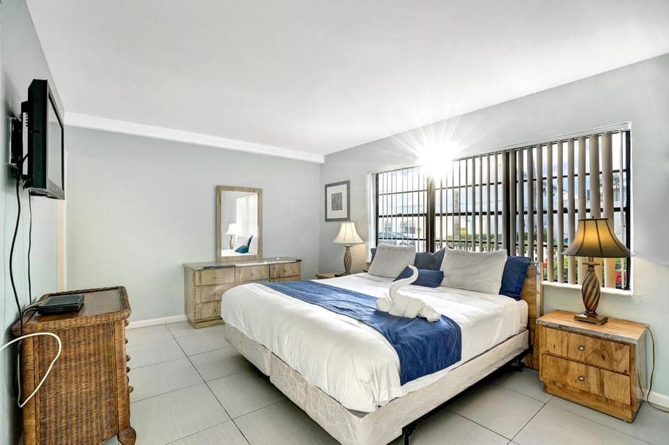 Photo of the whole room, Bedroom