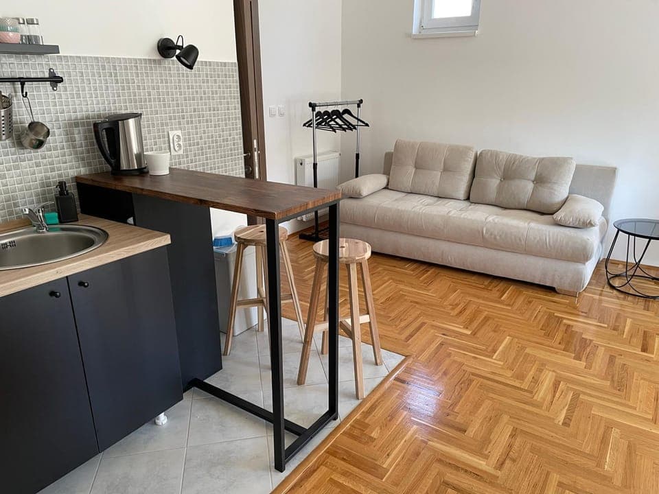 Kitchen or kitchenette, Living room, Seating area, Dining area