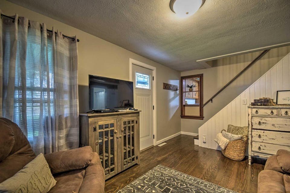 Cozy Goshen Farmhouse ~ 9 Mi to Amish Acres House in Indiana
