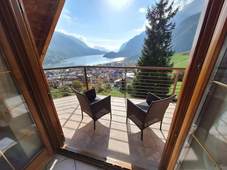 Natural landscape, View (from property/room), Balcony/Terrace, Living room, Dining area, Lake view