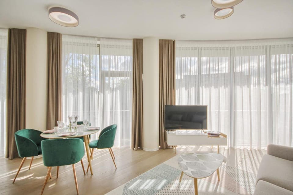 TV and multimedia, Living room, Dining area